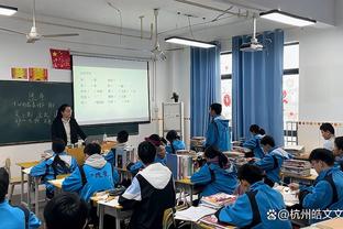 稳定输出！拉塞尔半场8中4拿到11分4助 三分7中3